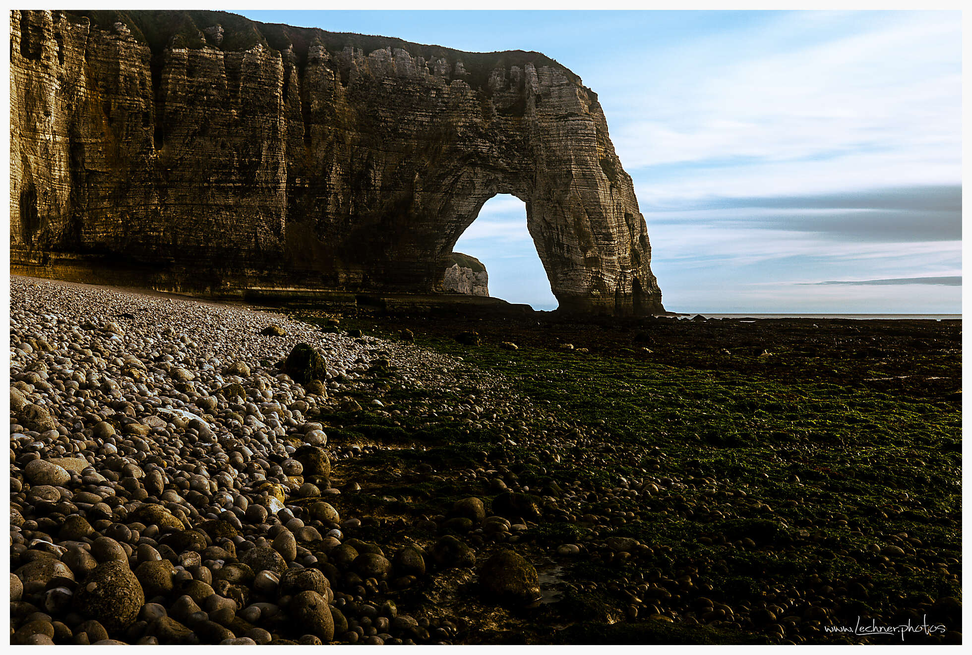 La Manneporte in Etretát during low tide