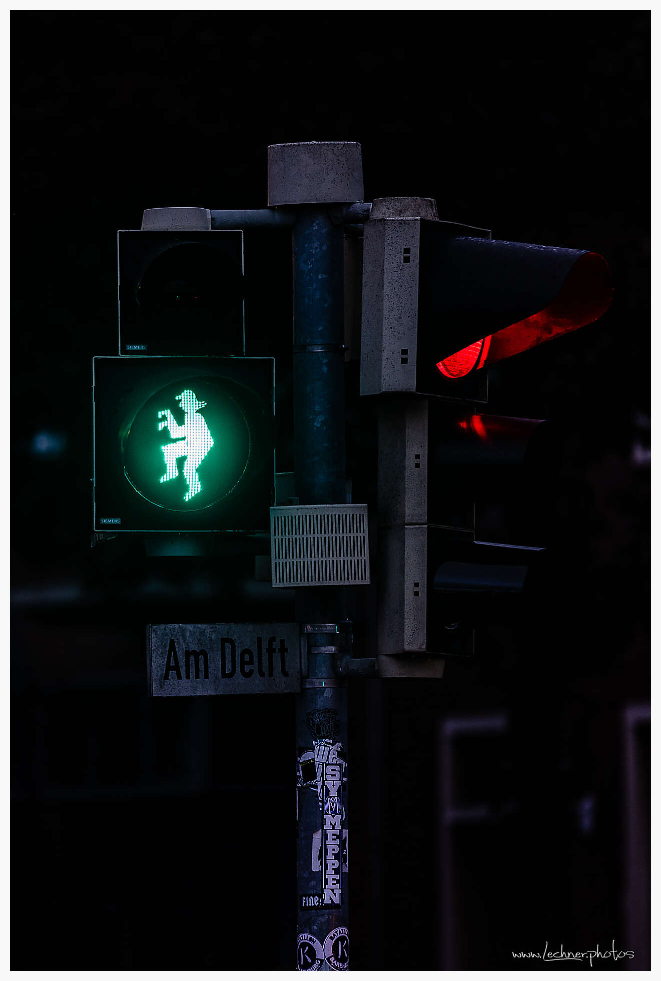 Traffic light in Emden in front of the Otto Huus