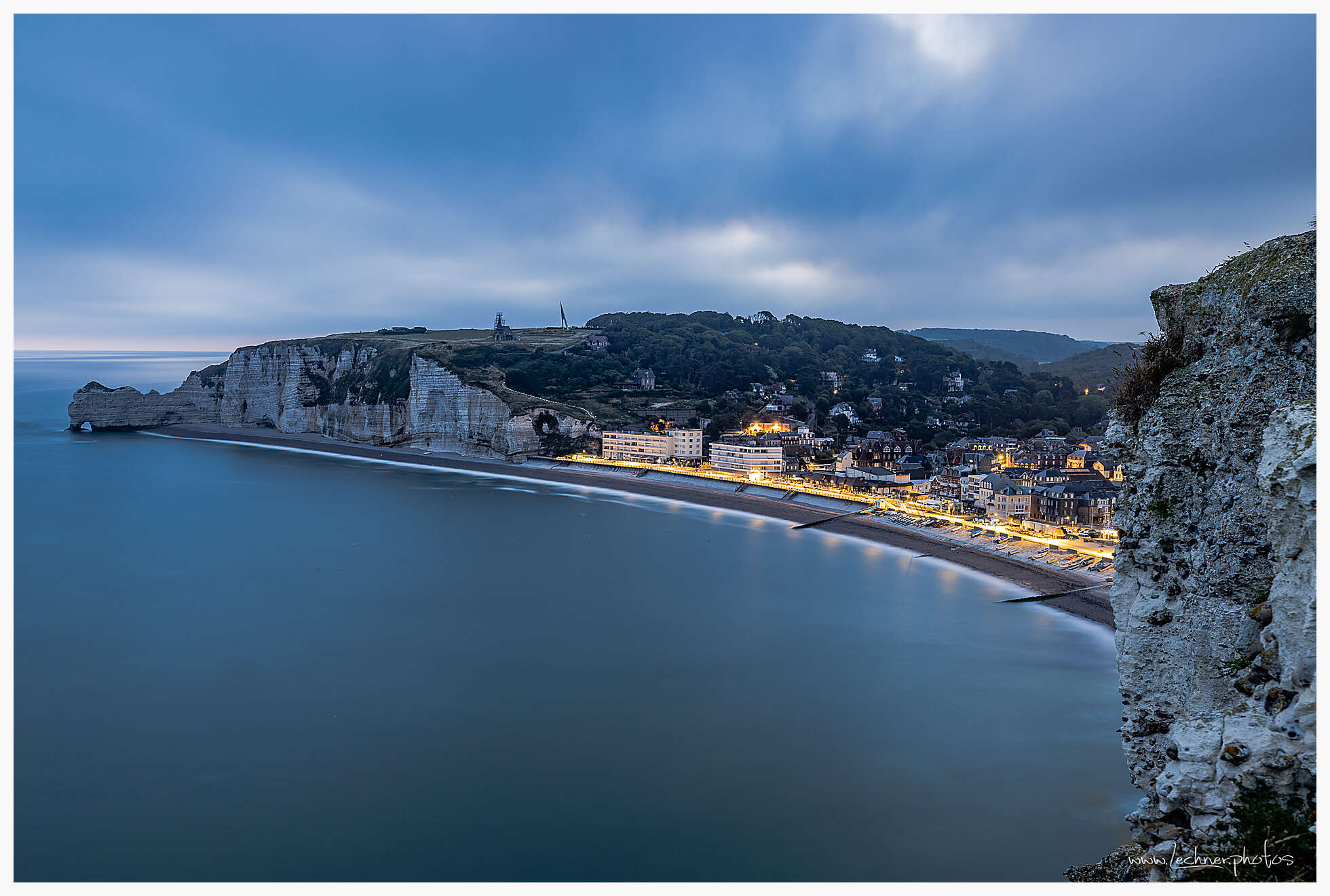 Etretát and cliff of Amont before sunrise
